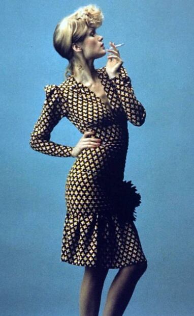 Este vestido entallado con cintura baja fue una de las aportaciones de Yves Saint Laurent a la moda de prendas ajustadas. Pinterest.