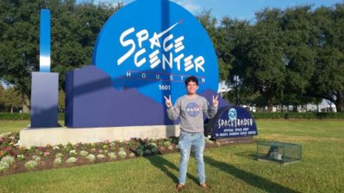 Vende su vocho para ir a la NASA
