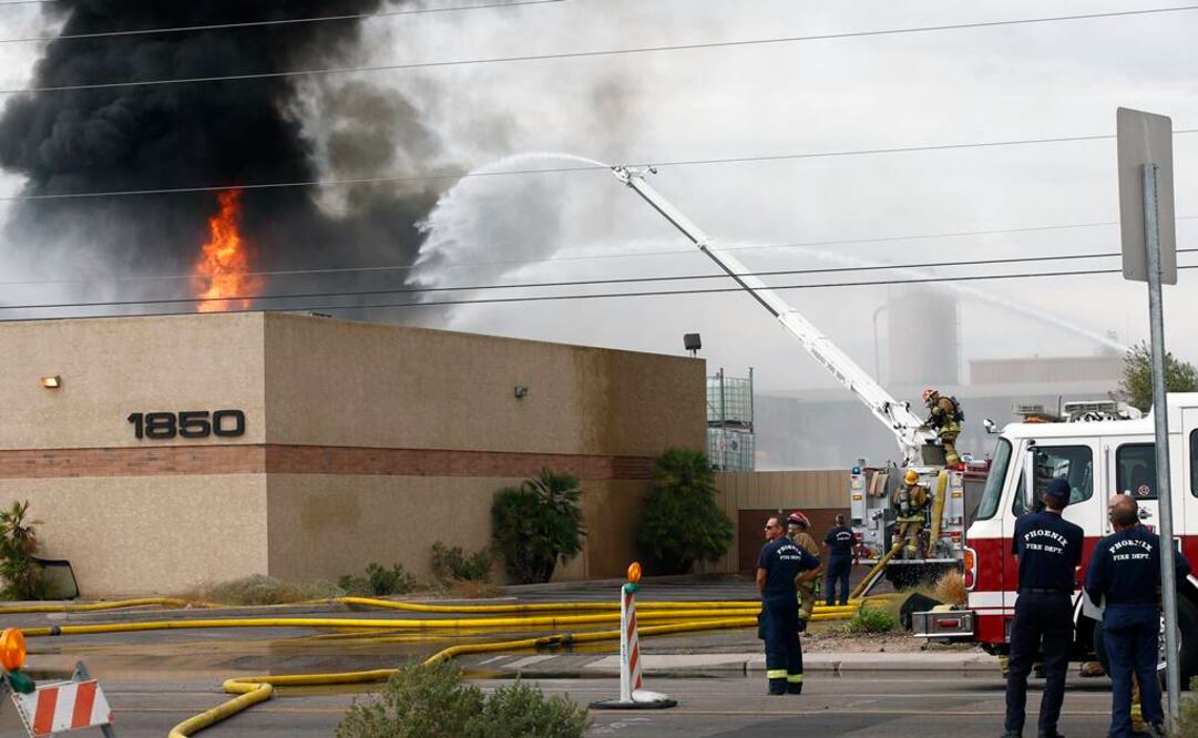 Un pequeño mercado y otros negocios cercanos al incendio fueron evacuados como precaución (Foto: AP)