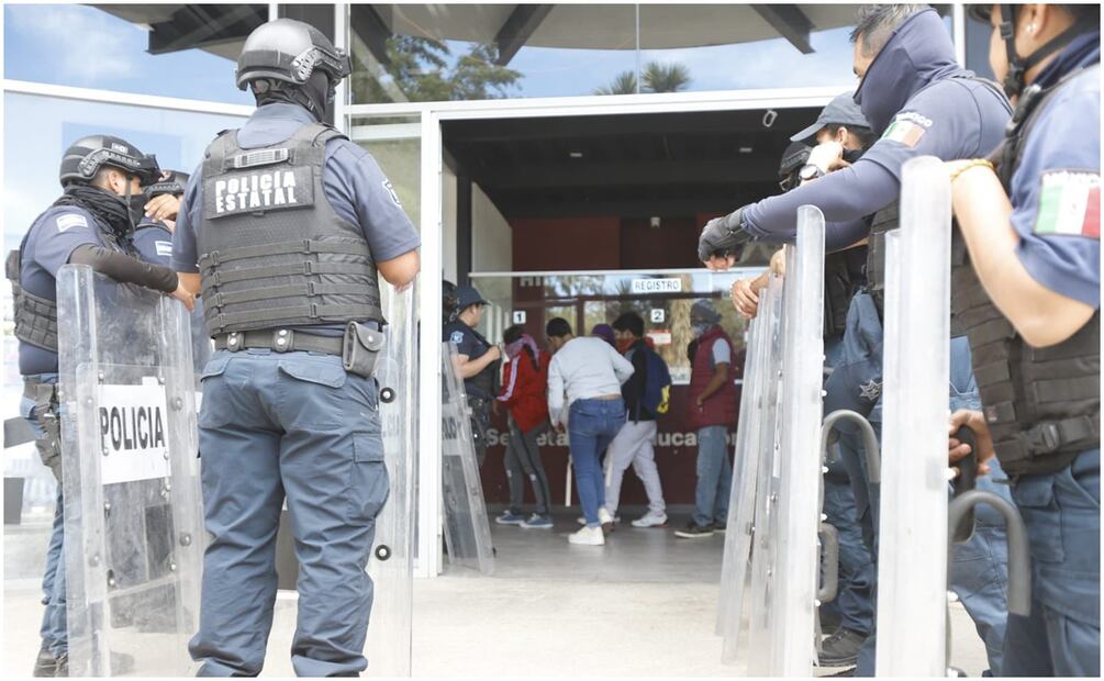 Elementos antimotines tuvieron que resguardar las instalaciones del Mexe en Pachuca. Foto: Especial