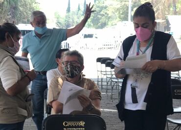 Tras inasistencia de rezagados, adultos mayores acuden por cuarta dosis antiCovid en Naucalpan