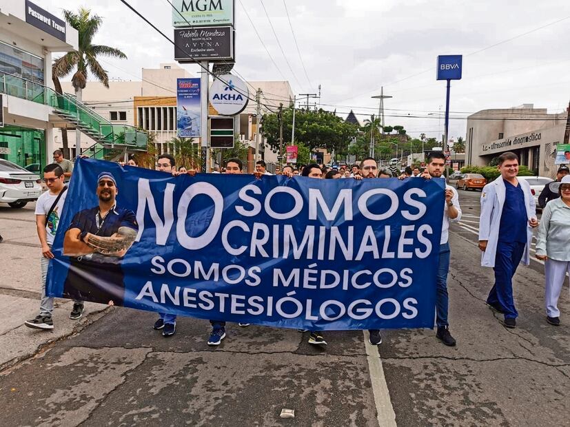 En Culiacán, Sinaloa, decenas de médicos salieron con mantas con la leyenda “No somos criminales”. Foto: Especial