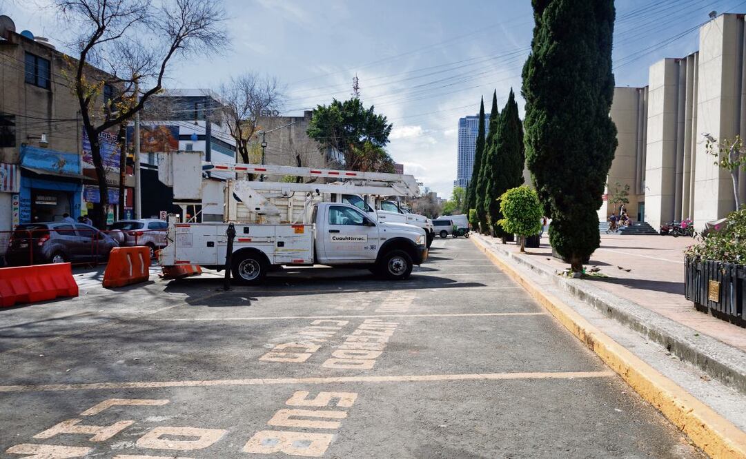 Durante la noche del miércoles la alcaldía Cuauhtémoc retiró varios de los vehículos que estaban afuera de su edificio. Foto: Yaretzy M. Osnaya | El Universal (10/01/2025)