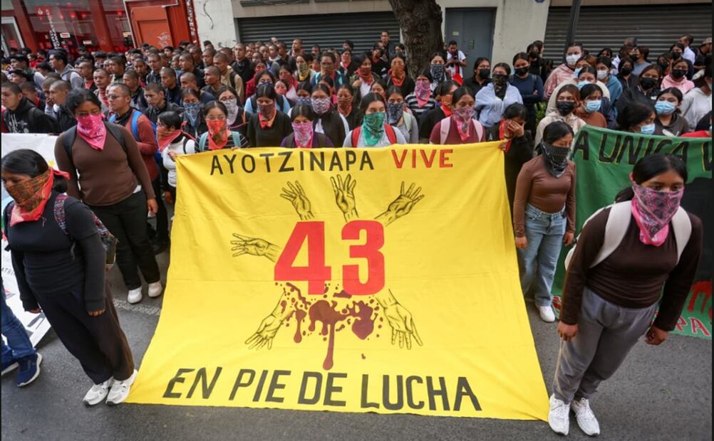 La manifestación avanzó desde El Caballito hasta el Hemiciclo a Juárez con destino a la SRE. Foto: Luis Camacho/EL UNIVERSAL