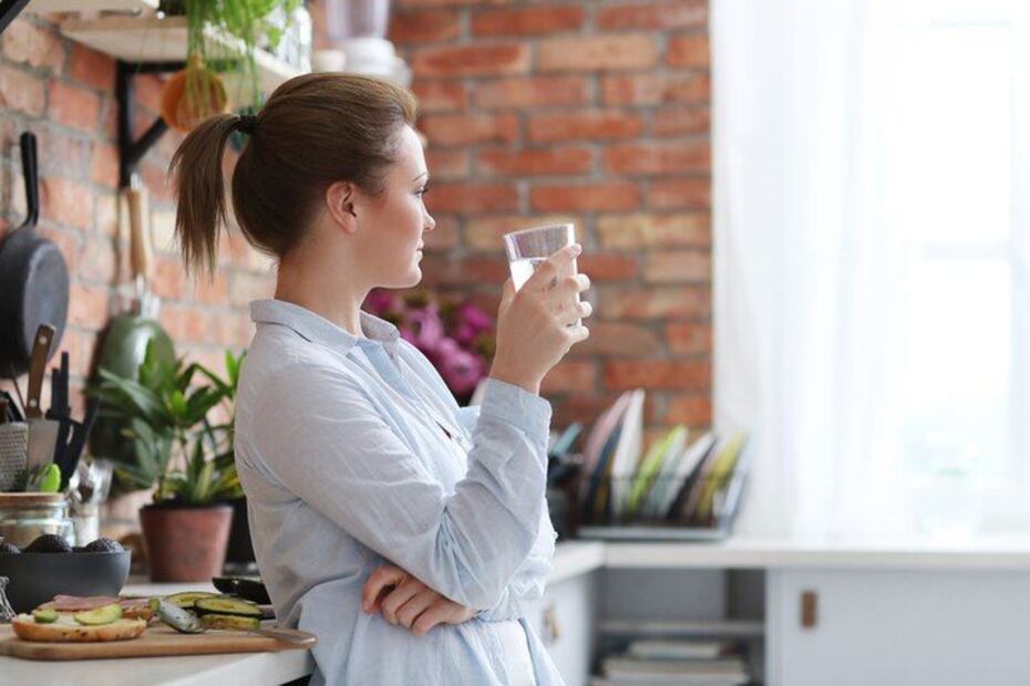 Tomar agua antes de las comidas puede ser una estrategia efectiva para la pérdida de peso. Fuente: Freepik.