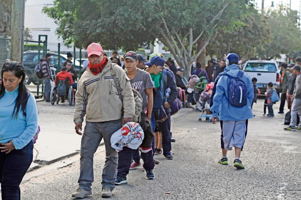 Decenas de personas hacen largas filas en la frontera norte del país con la esperanza de entrevistarse con autoridades migratorias. (JOEBETH TERRIQUEZ. EL UNIVERSAL)