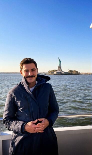Zac Efron sorprende al lucir un estilo más maduro con bigote