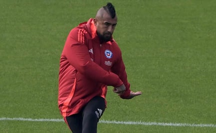 Video: Arturo Vidal anota autogol con Colo Colo; reta a golpes a su propio portero