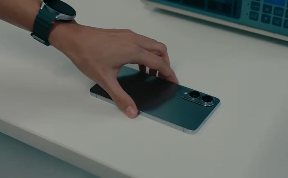 El nuevo teléfono de Samsung tiene un grosor de apenas 5.8 mm. | Captura de pantalla