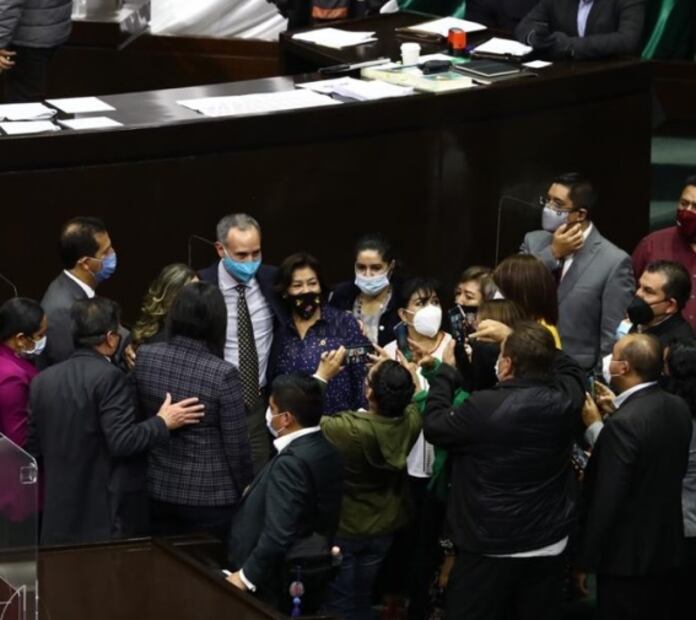 López-Gatell enfrenta reclamos con selfies y cacahuates