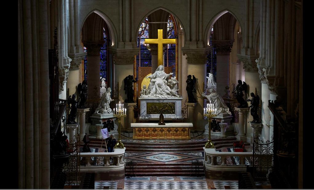 El público deberá esperar todavía poco más de una semana para acceder al templo. Las ceremonias religiosas y laicas de reapertura están previstas el próximo 7 y 8 de diciembre, antes de que las puertas se abran al mundo. Foto: AFP