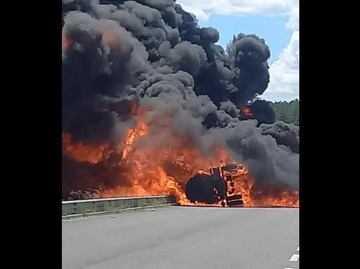 Explota pipa que transportaba gasolina en carretera Durango-Mazatlán, VIDEO