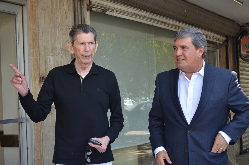 El gobernador interino, Manuel Gonzalez Flores, se reunió con el ex gobernador Jorge Treviño Martinez a desayunar (Foto: Emilio Vásquez / EL UNIVERSAL)
