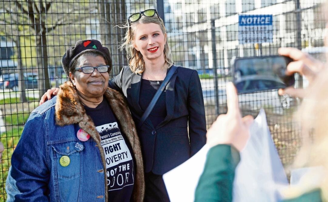 La ex soldado Chelsea Manning (der.) se ha convertido en una de las personas trans más reconocidas en EU. Foto: AP