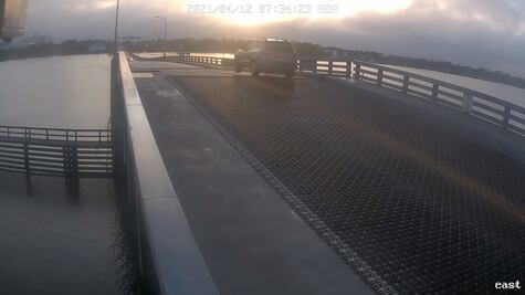 En video: Conductor salta por puente levadizo en Florida