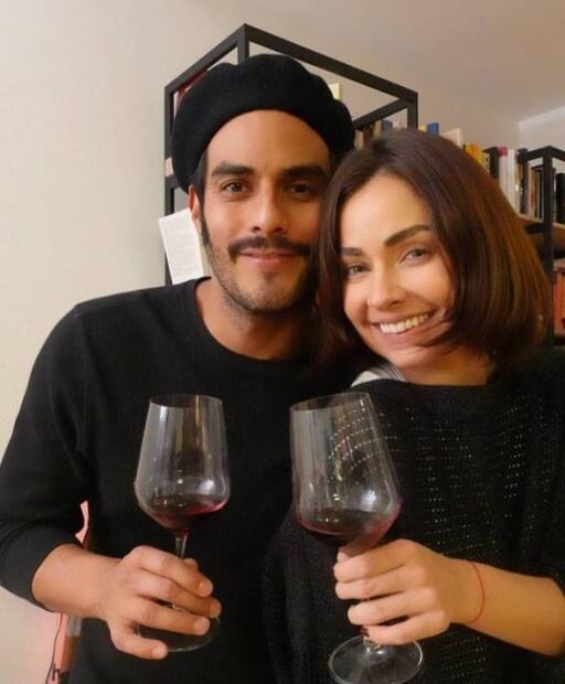 El actor Hugo Catalán está de luto; su novia Claudia Martín lo conforta