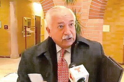 Cónsul entregó información confidencial