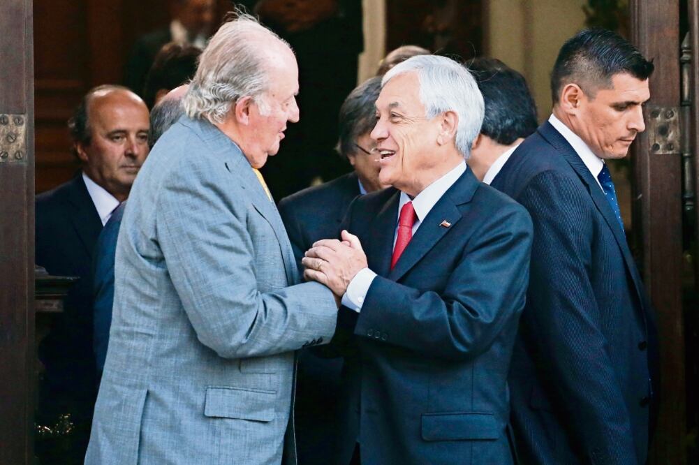 Encuentro. El rey emérito de España, Juan Carlos de Borbón, se reunió ayer con Sebastián Piñera (ESTEBAN FELIX. AP)