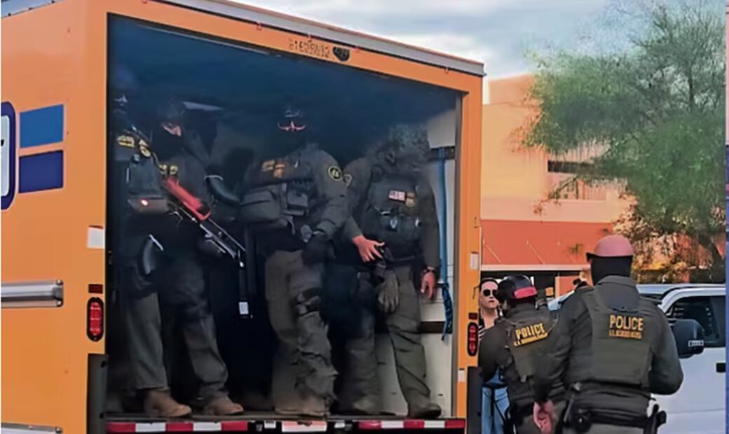 Agentes de la Patrulla Fronteriza de Aduanas y Protección Fronteriza (CBP) que se encontraban ocultos en un camión de reparto arrestaron a varios jornaleros frente a una tienda Home Depot como parte de la "Operación Caballo de Troya" en Los Ángeles, California, el miércoles 6 de agosto de 2025. Foto: especial