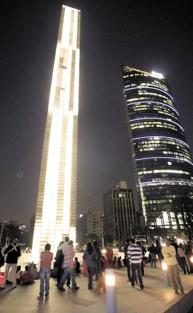 Pese a no ser un edificio, sino un monumento, la Estela de Luz es otro ejemplo conocido de una obra que se vuelve popular con su nombre coloquial, en este caso: “la suavicrema”, por el parecido que tiene con las populares galletas del mismo nombre. Archivo EL UNIVERSAL.