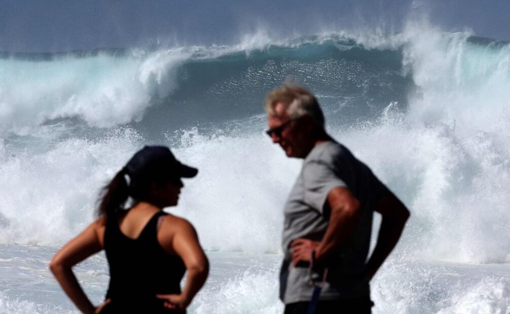 Olas de 5 metros impiden a turistas acercarse al mar en la playa Bronte en Sydney. (19/04/25) Foto: AFP