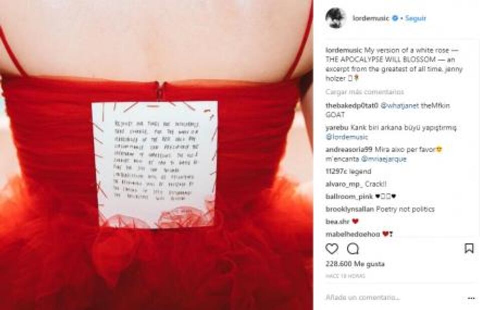 La nota secreta que Lorde usó en su vestido rojo de los Premios Grammy 2018