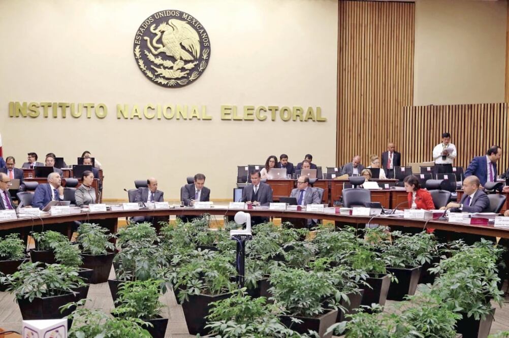 En el INE los 11 consejeros y 125 funcionarios de mando perciben más de 108 mil pesos, lo que se propone recibir Andrés Manuel López Obrador (ARCHIVO EL UNIVERSAL)