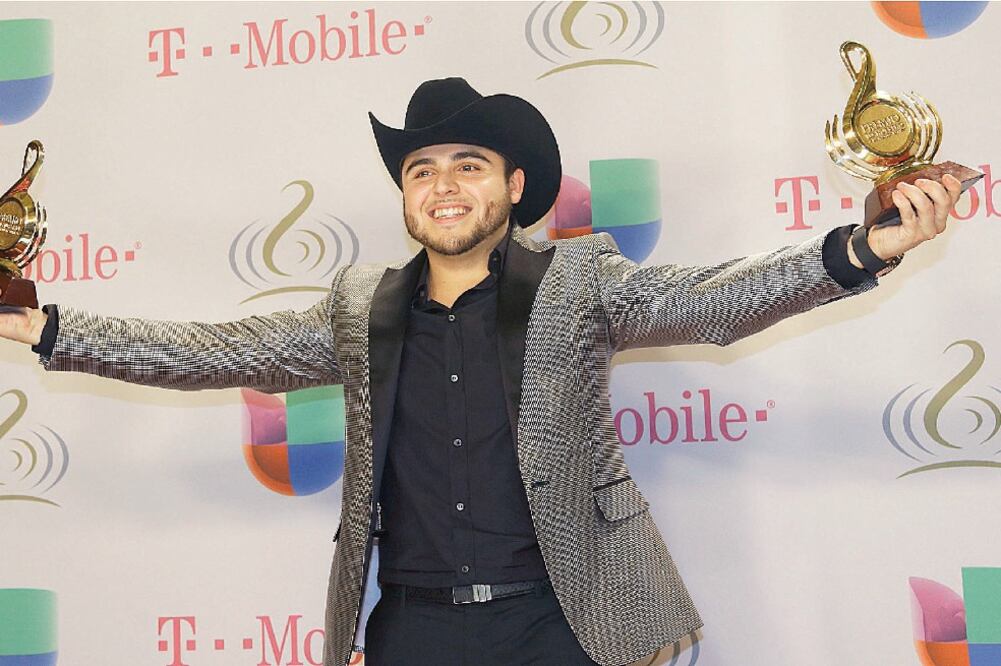 El cantante Gerardo Ortiz tomó notoriedad tras la difusión del video de la canción Fuiste mía, en el que representa el asesinato de una mujer, a la que mete a la cajuela de un auto y le prende fuego (ARCHIVO EL UNIVERSAL)