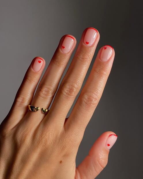 El rojo se puede usar en pequeñas dosis en diseños de uñas minimalistas. Foto: Instagram @matejanova