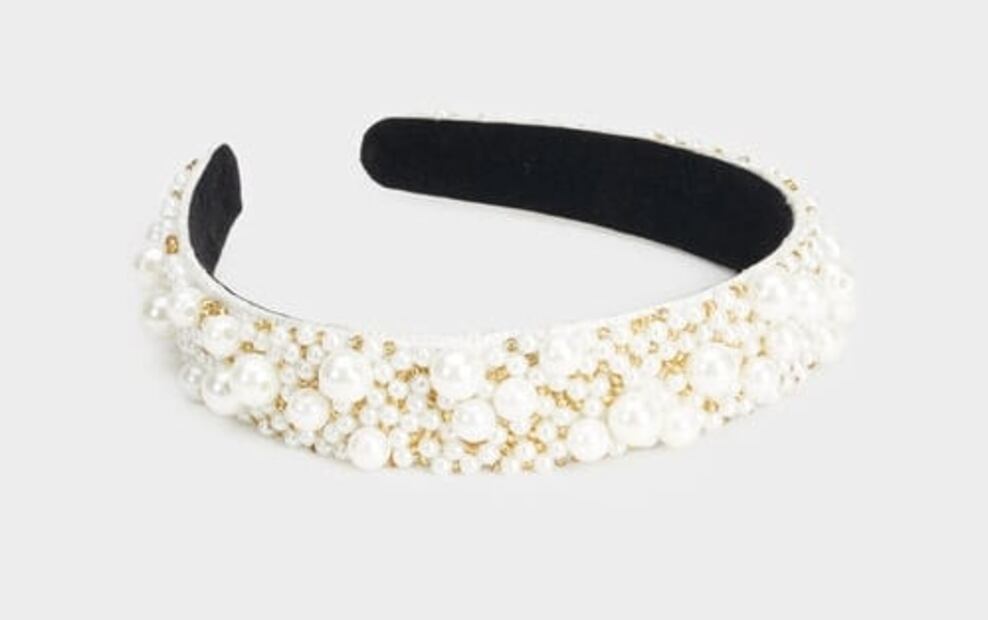 Alerta tendencia: Las diademas con perlas son el accesorio más girly del otoño