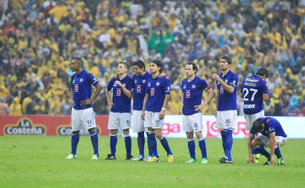 Jugadores del Cruz Azul se despiden tras perder 4 a 2 en la ronda de penales frente al América. Foto: Luis Cortés/EL UNIVERSAL.