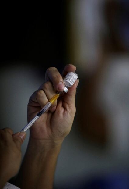 Expertos explican porqué no hay que temerle a la segunda dosis de Pfizer si te causó reacción alérgica