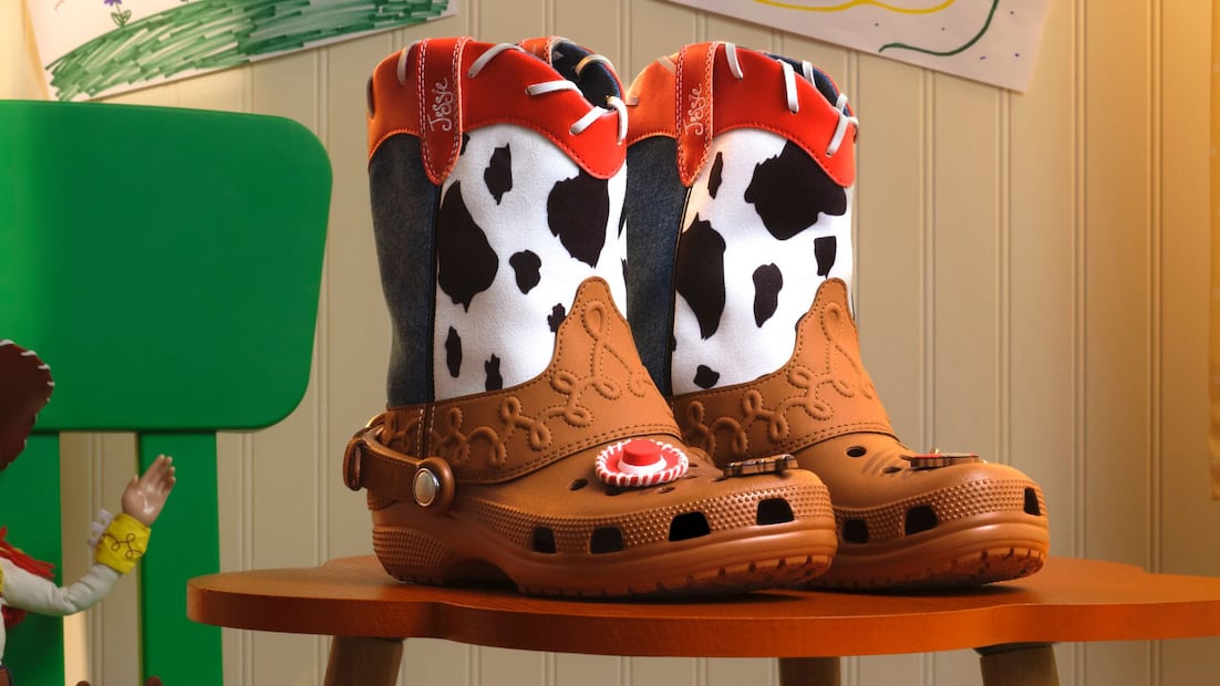 La colección Crocs x Toy Story combina elementos del estilo western con la comodidad de la marca. Foto: Cortesía Crocs