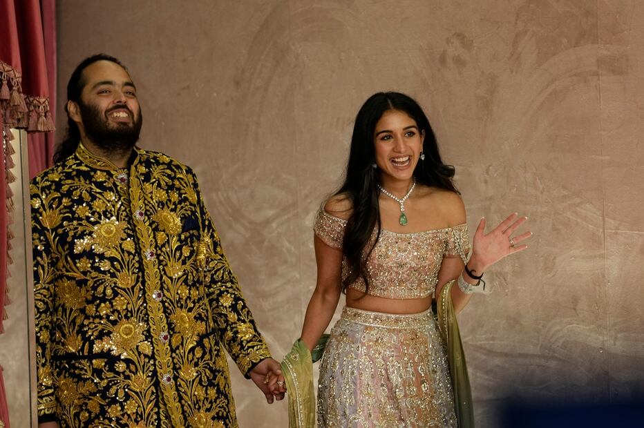 Anant Ambani, izquierda, y Radhika Merchant posan para los fotógrafos durante su ceremonia previa a la boda en Mumbai, India, el viernes 5 de julio de 2024. Foto: AP