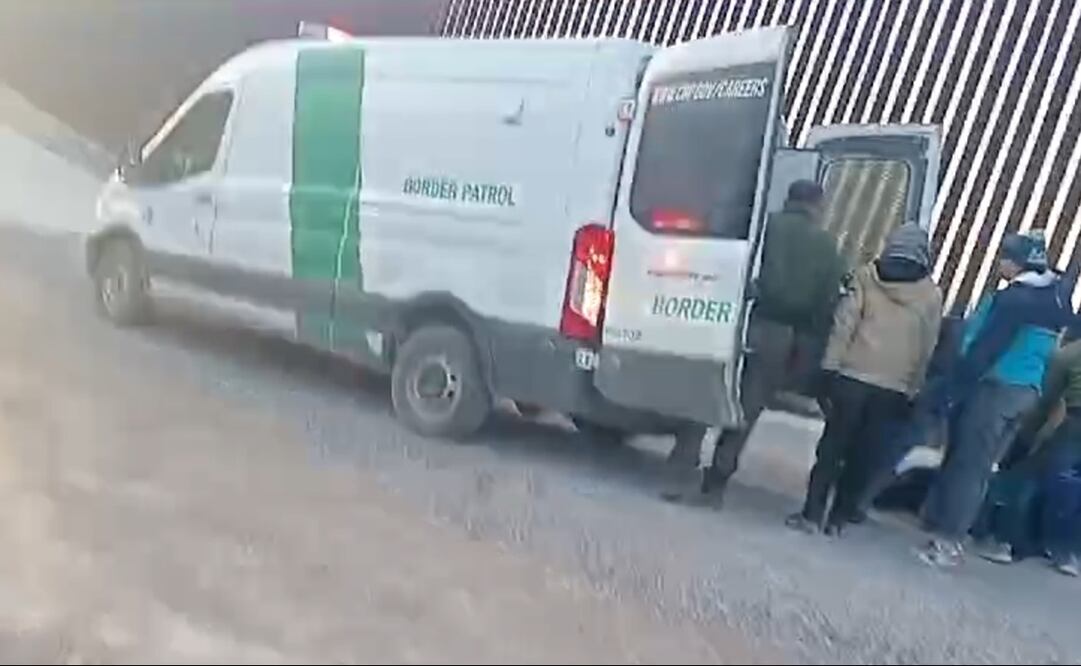 Los agentes norteamericanos detectan alos migrantes, llegan en camionetas y los arrestan. Foto: Pedro Villa y Caña / EL UNIVERSAL
