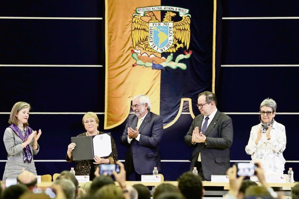 La ex presidenta de Chile, Michelle Bachelet, inauguró la Cátedra Internacional por los Derechos Humanos y la Paz Alfonso García Robles, en la UNAM, acompañada del rector de la Universidad, Enrique Graue Wiechers (VALENTE ROSAS. EL UNIVERSAL)