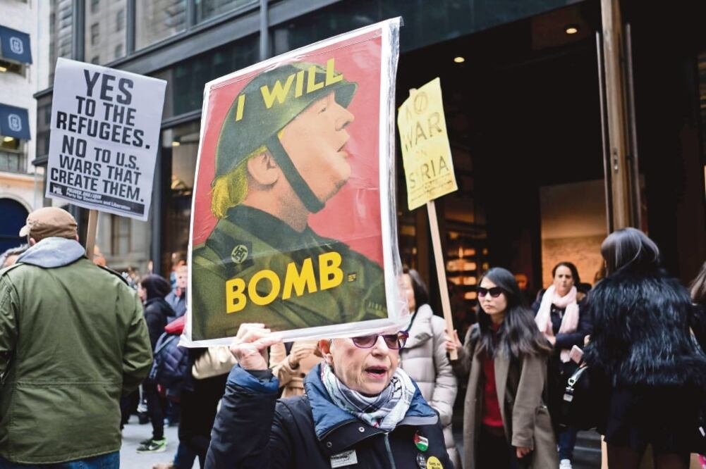 Manifestantes se congregaron ayer afuera de la Trump Tower para protestar contra el ataque de Estados Unidos a Siria. (JEWEL SAMAD. AFP)