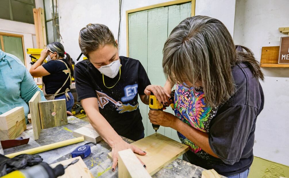 HandyWomanMx tiene talleres en los que enseñan el uso de herramientas, carpintería, primeros auxilios, defensa personal y mecánica. Foto: Paola Reyes / EL UNIVERSAL