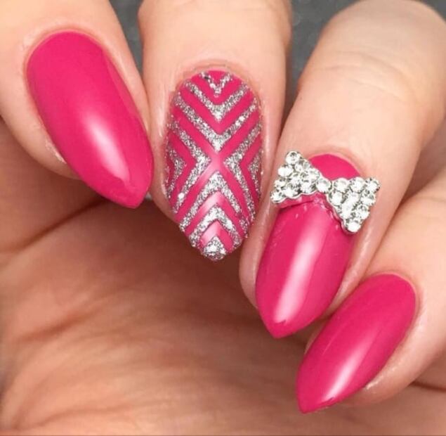 Diseños de uñas en Viva Magenta, el color del año 2023