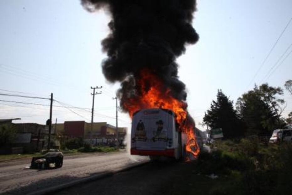 Queman camiones de transporte durante protesta en Edomex