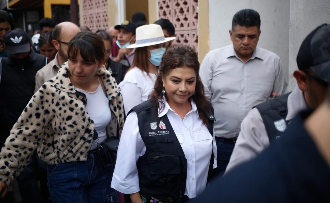 Clara Brugada durante recorridos en viviendas de Iztapalapa afectadas por fuertes lluvias (04/06/2025). Foto: Especial