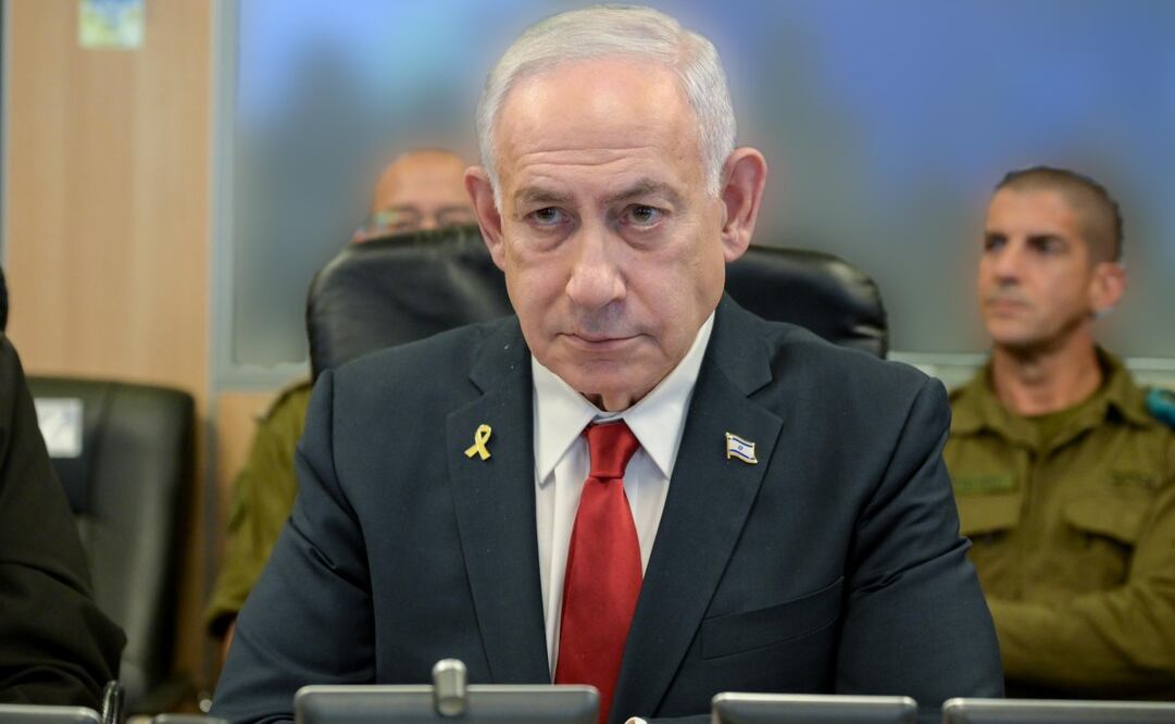 El primer ministro de Israel, Benjamin Netanyahu, atiende desde Jerusalén a los bombardeos del Ejército israelí a un complejo militar, dos plantas eléctricas y un almacén de combustible este domingo en Saná, la capital de Yemen, supuestamente utilizados para "actividades militares" por los rebeldes hutíes, que controlan la ciudad. Foto: EFE