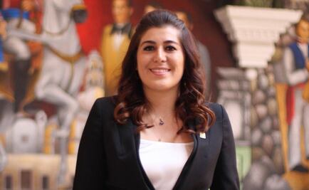 Cesan a funcionaria de Tehuacán que compró plumas de 800 pesos