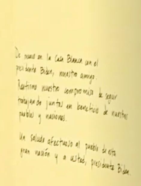 AMLO y Beatriz Gutiérrez Müller firman el libro de visitas de la Casa Blanca