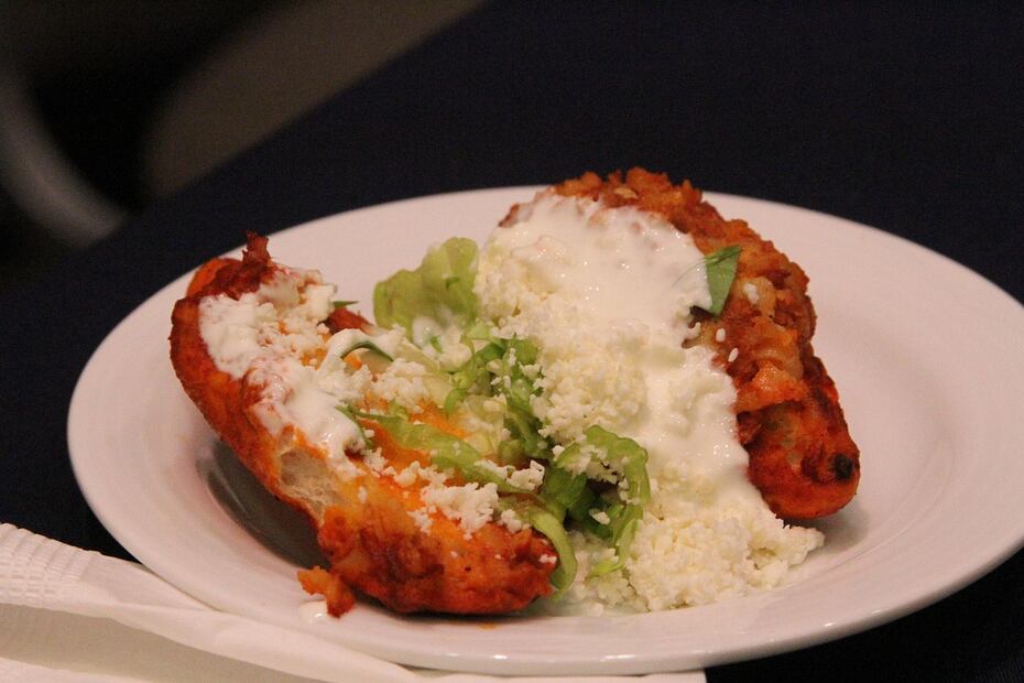 Este antojito se distingue por su pan suave empapado en salsa de chile y su relleno de papa y carne. Foto: Pixabay