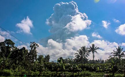 Volcán de Indonesia cubre varios pueblos de ceniza