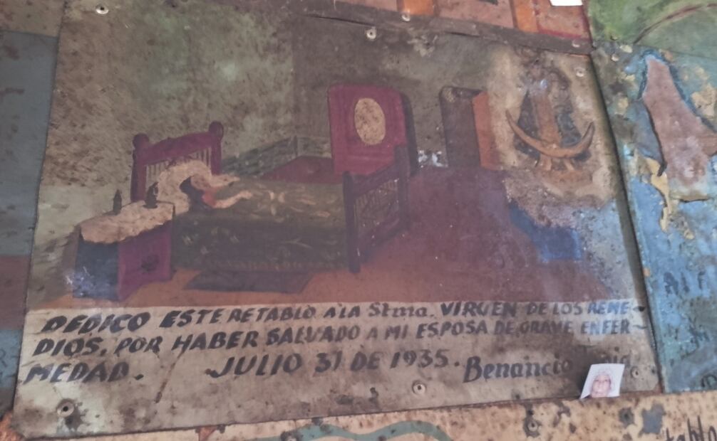 Monseñor Martín Méndez señaló que los exvotos en agradecimiento a milagros concedidos pudieron haberse realizado desde finales del siglo 16, pero no se conservaron. Foto: de Rebeca Jiménez