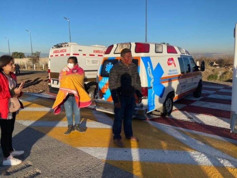 Vuelca autobús con peregrinos en la México-Puebla; hay más de 25 lesionados y 3 muertos: FOTOS Y VIDEO