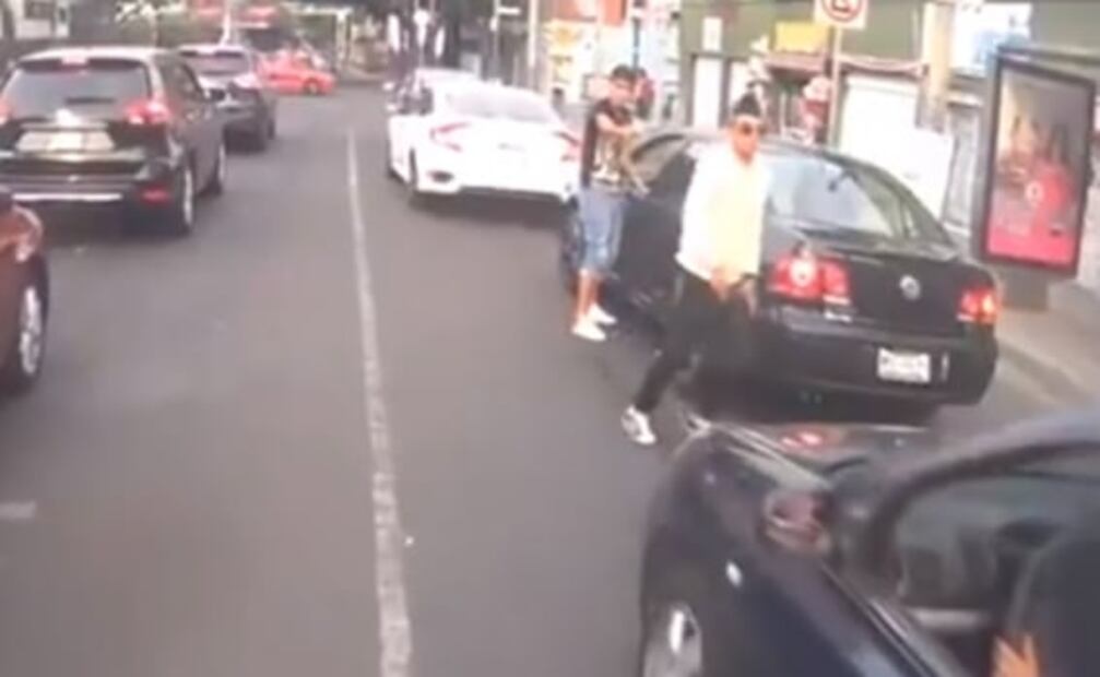 Motociclista capta en video robo a automovilistas en la Benito Juárez 