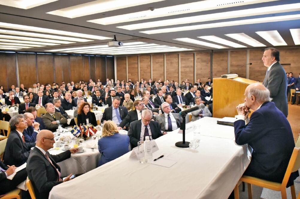 José Antonio Meade, secretario de Hacienda, se reunió con empresarios, industriales, diplomáticos y ex funcionarios, en una presentación similar a la que realizó ante inversionistas en sus giras por Nueva York y Londres (CORTE)